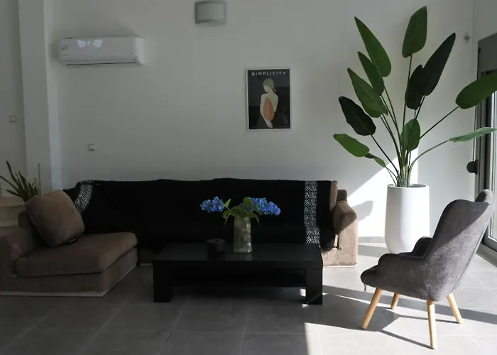 Aggelos Villa *